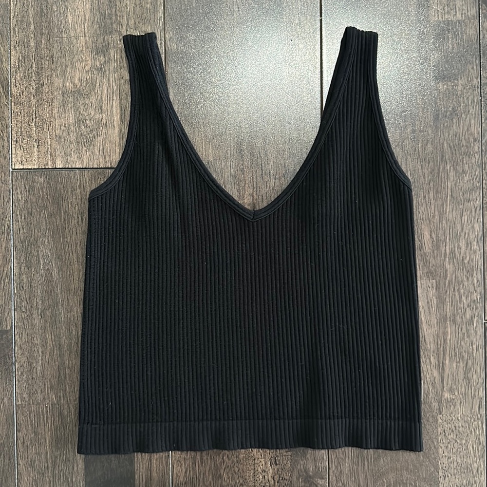 Black ribbed cropped tank
